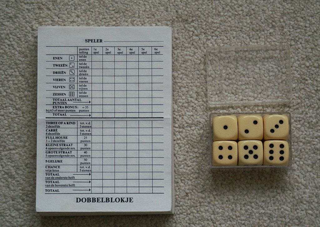 Yahtzee, scoreblokje met dobbelstenen, Gebruikt, Onbekend, Ophalen of Verzenden, Vijf spelers of meer