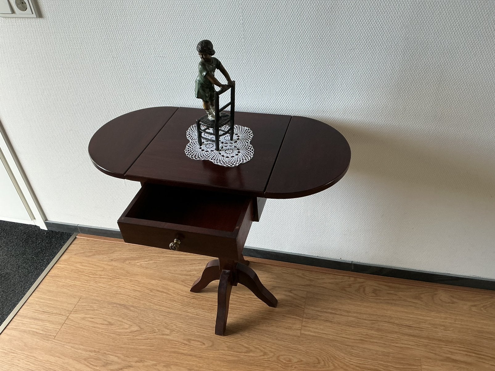 Compacte Mahonie Hangoor Sidetable met Lade, Ophalen