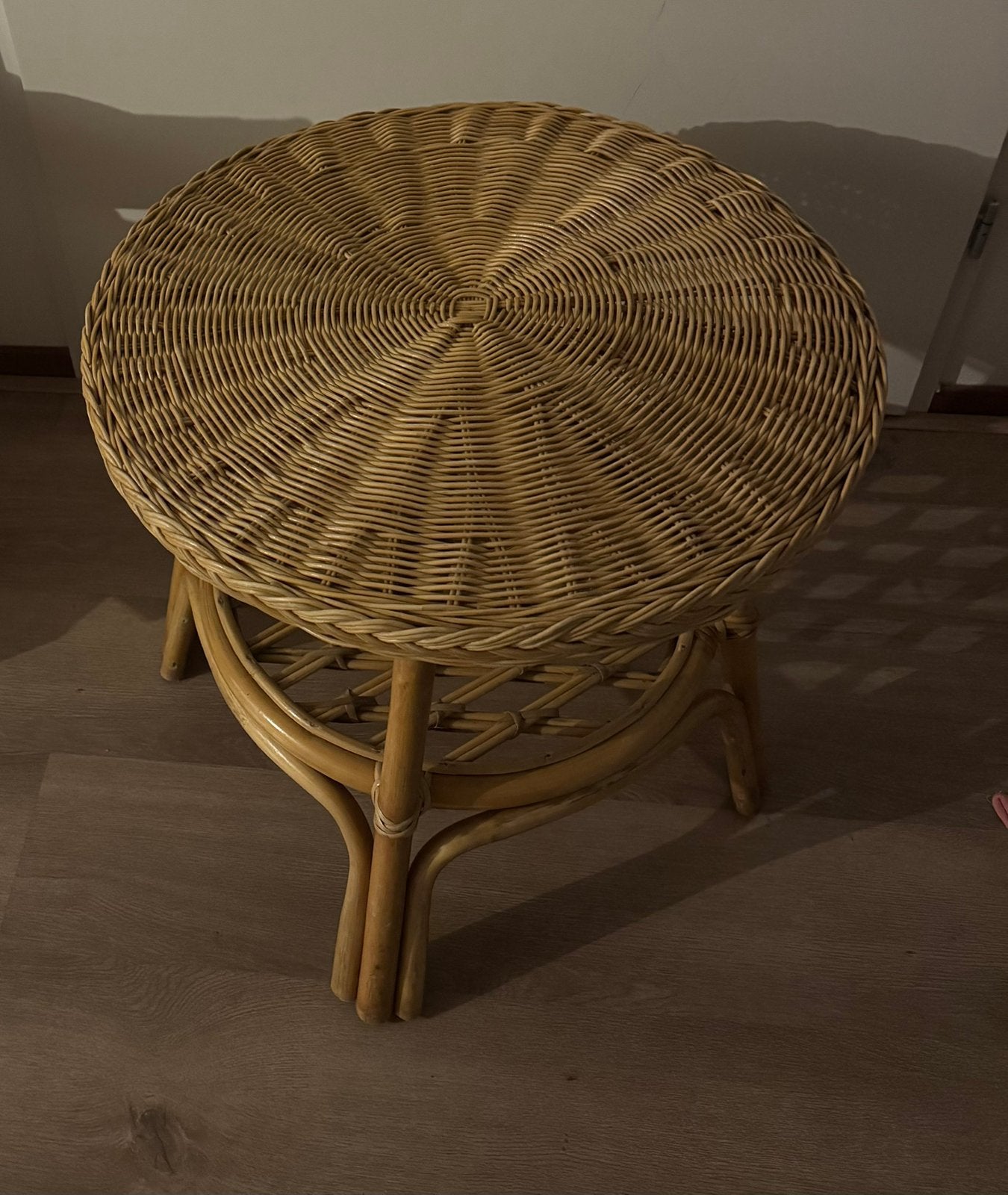 Rotan bijzettafel met opbergruimte, Huis en Inrichting, Tafels | Bijzettafels, Ophalen, Minder dan 45 cm, Minder dan 55 cm, Gebruikt