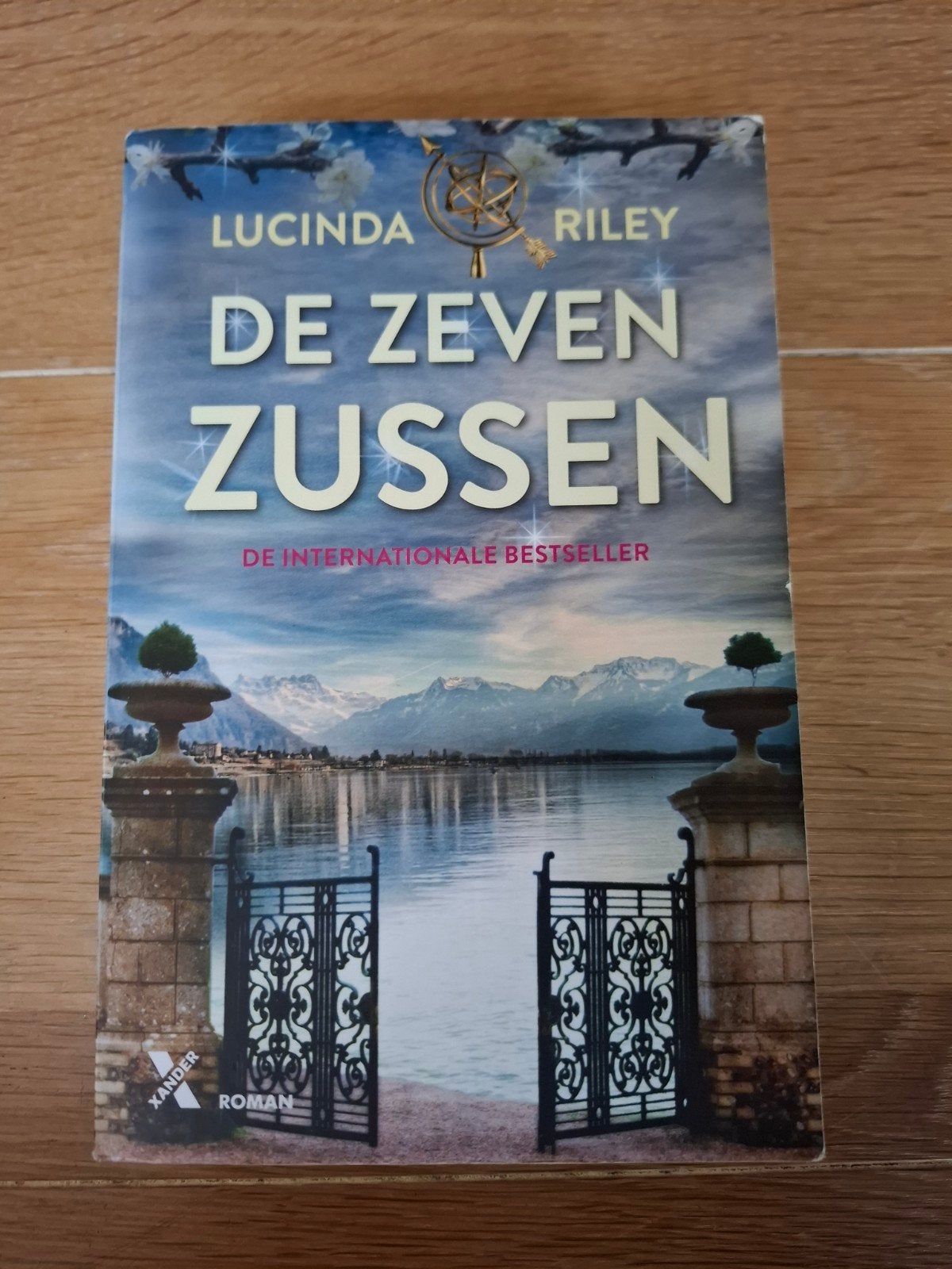 Boek Zeven zussen deel 1, Boeken, Ophalen of Verzenden, Zo goed als nieuw, Lucinda Riley