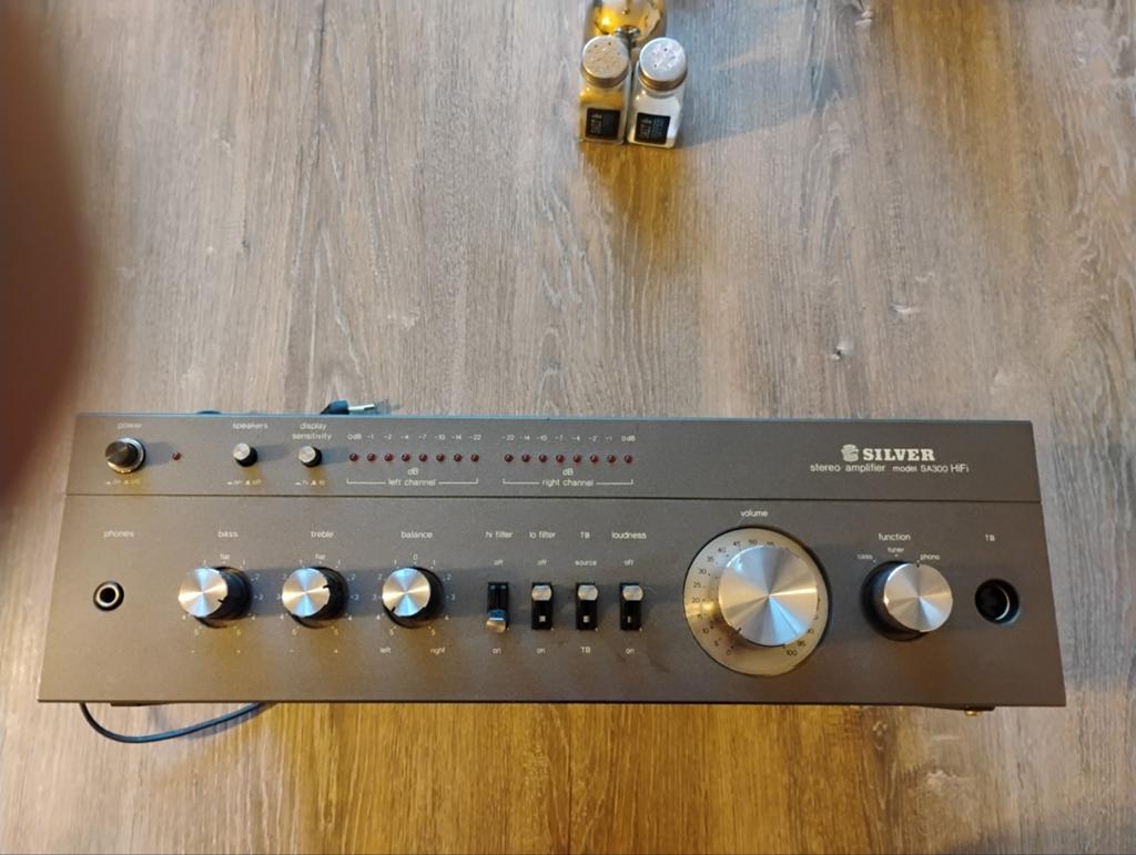 Mooie Silver Stereo Versterker, Zo goed als nieuw, 60 tot 120 watt, Stereo, Ophalen