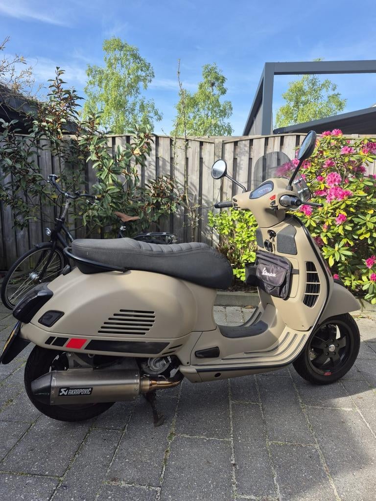 Vespa 300 GTS - Unieke Navy Green - Akrapovic - 2018, Ophalen