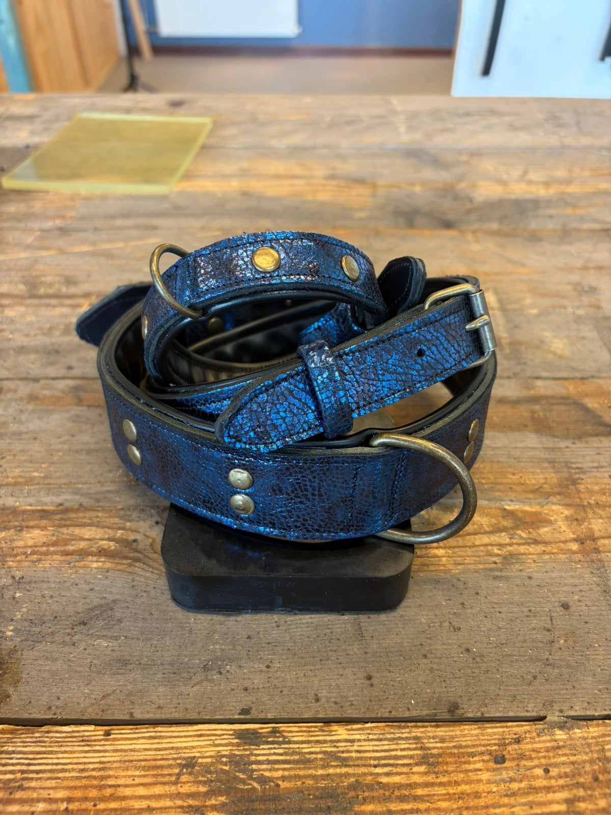 Blauw metallic handgemaakte honden halsband, Ophalen of Verzenden, Handgemaakt, Zo goed als nieuw