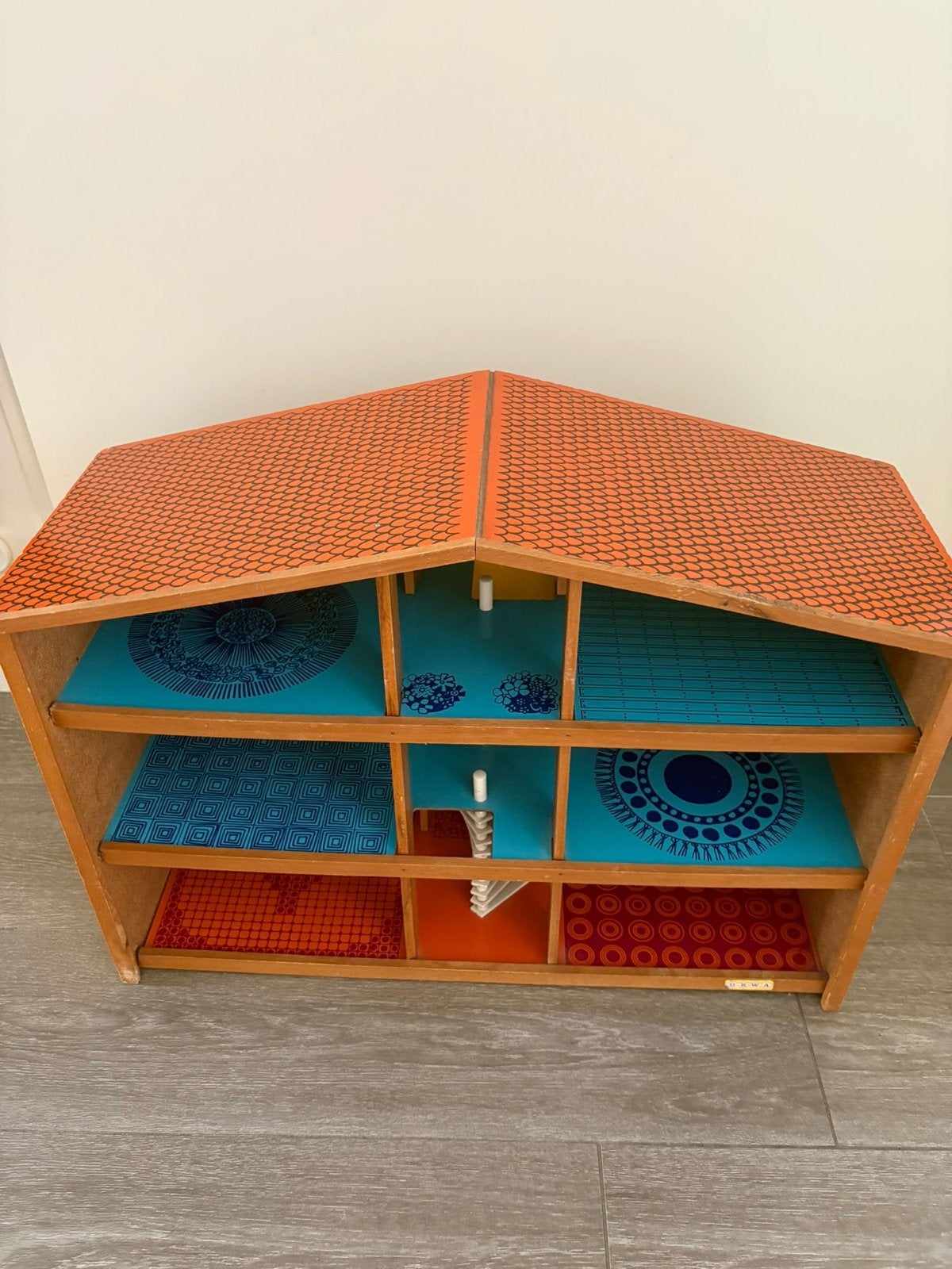 Okwa vintage houten poppenhuis met spiraaltrap, Ophalen, Gebruikt, Poppenhuis