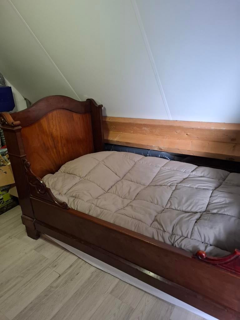Antiek houten bed met sierlijke details, Antiek en Kunst, Antiek | Meubels | Bedden, Ophalen
