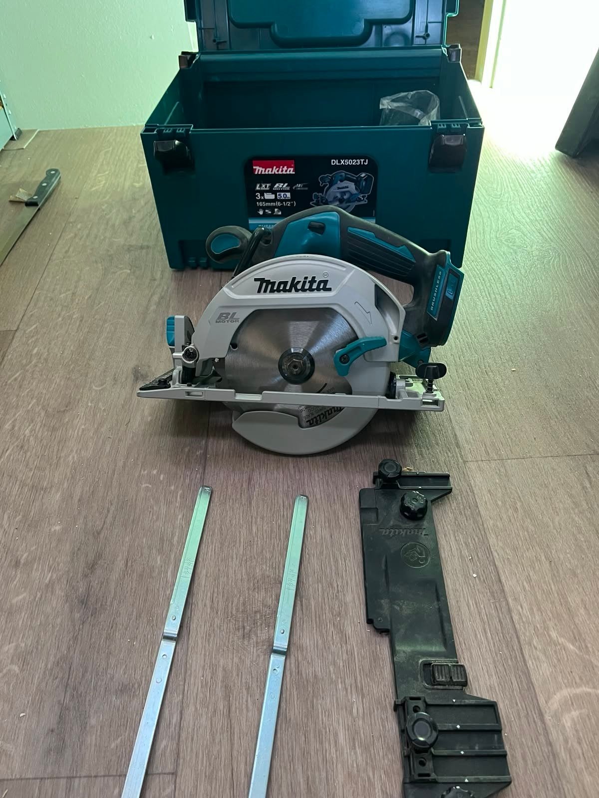 Makita DHS680ZJ Accu Cirkelzaag, Cirkelzaag, 70 mm of meer, Ophalen of Verzenden, Zo goed als nieuw