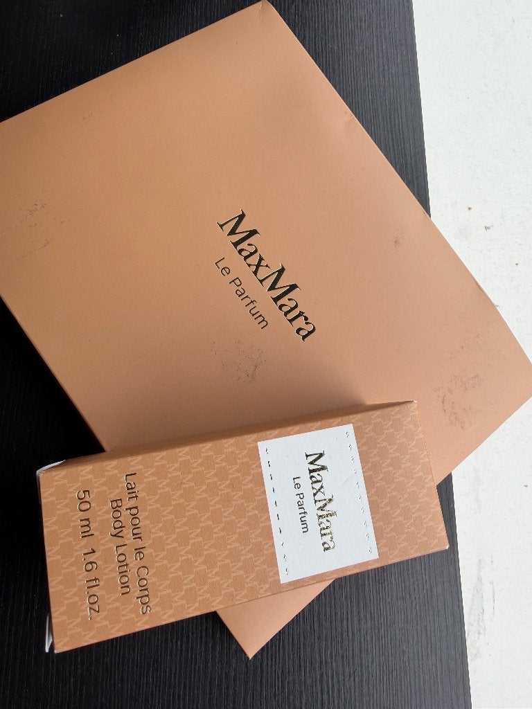 Brand new Max Mara Le Parfum Body Lotion 50ml+ Luxury Pouch, Sieraden, Tassen en Uiterlijk, Ophalen, Nieuw