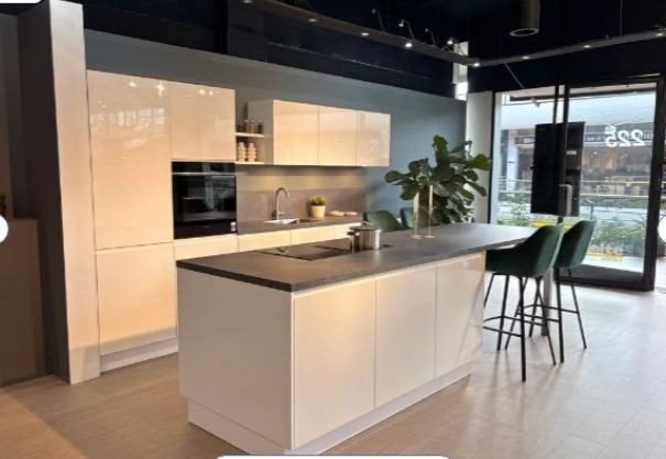 Nolte Keuken met Siemens Apparatuur, Ophalen, Greeploos, Wit, Nieuw