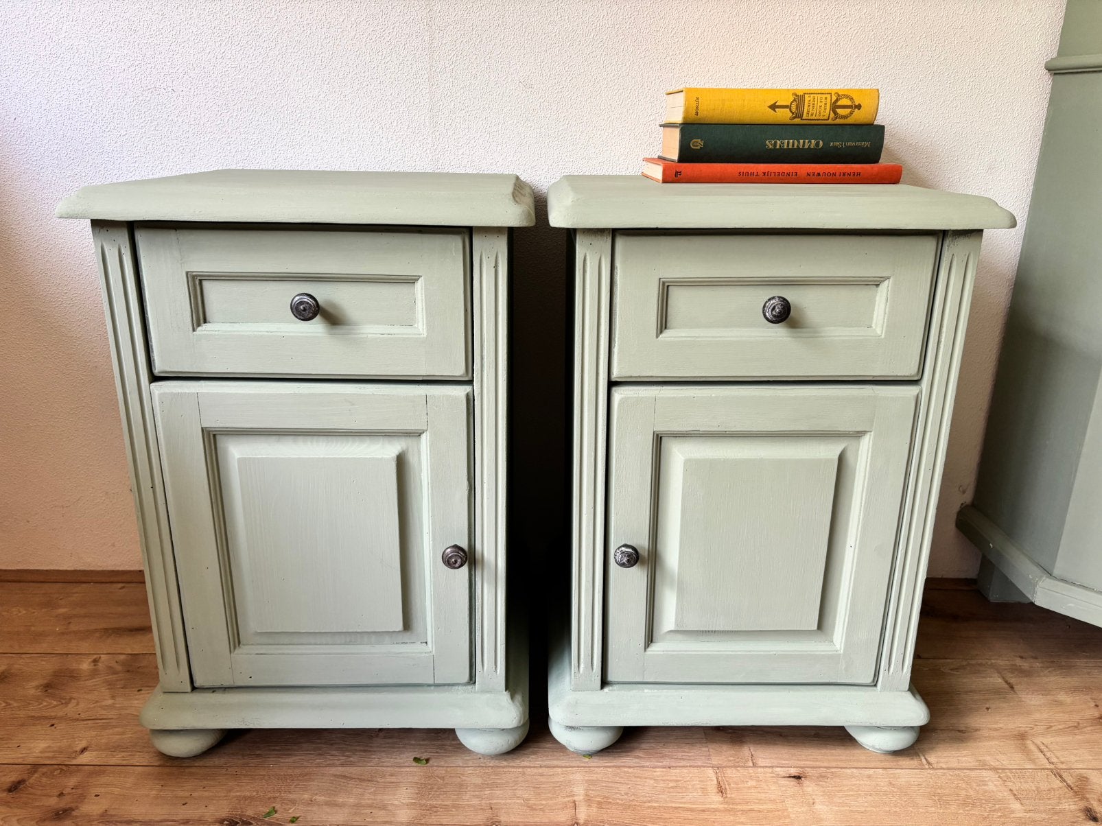 Twee mooie oude nachtkastjes - mint green, Ophalen, Gebruikt, Minder dan 45 cm, 55 tot 70 cm