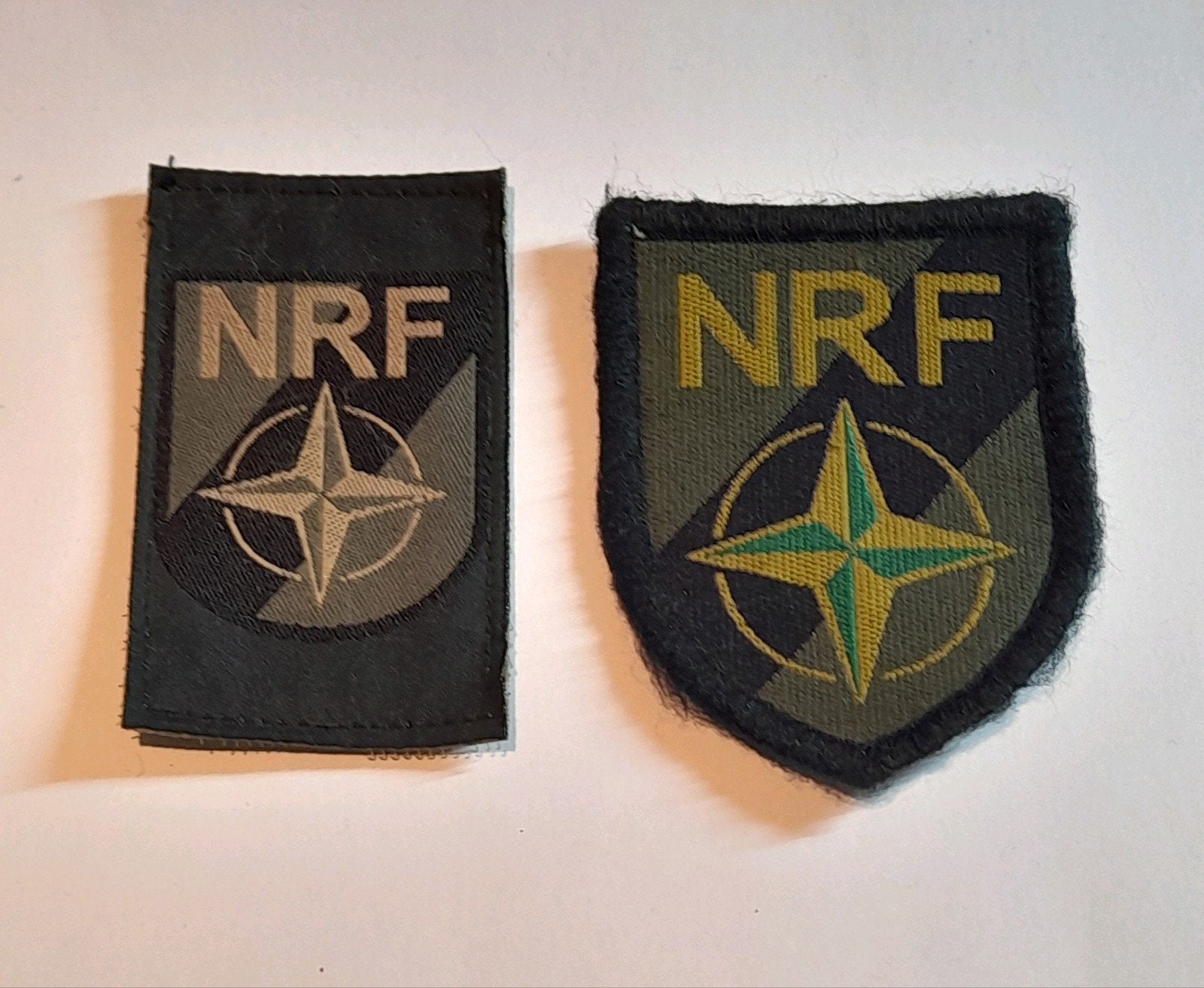 2 verschillende borstemblemen NRF, Ophalen of Verzenden, Landmacht, Nederland, Embleem of Badge