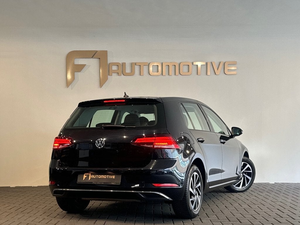 Volkswagen GOLF 1.0 TSI Comfortline Camera|CarPlay|ACC, Auto's, Stof, Gebruikt, 620 kg, Zwart
