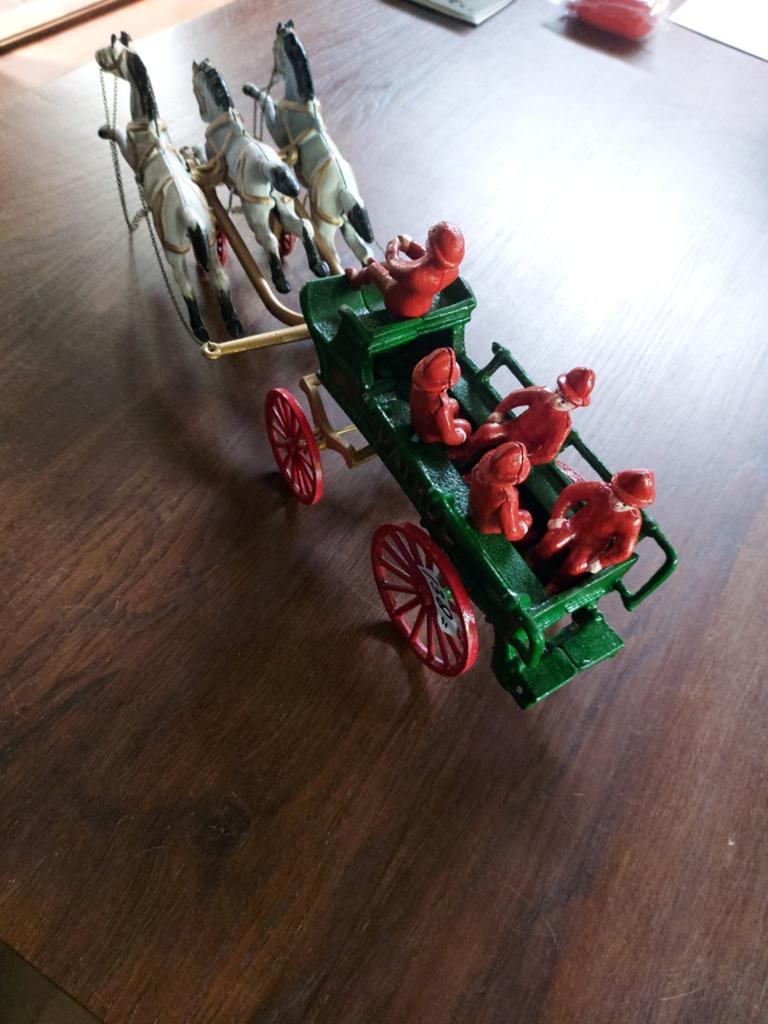 Brandweerwagen koets paarden galopperen rolt en draaid kado, Ophalen of Verzenden