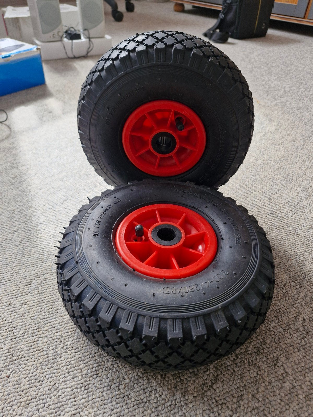 Set van 2 stevige wielen met rode velg en luchtbandjes, Ophalen of Verzenden, Zo goed als nieuw