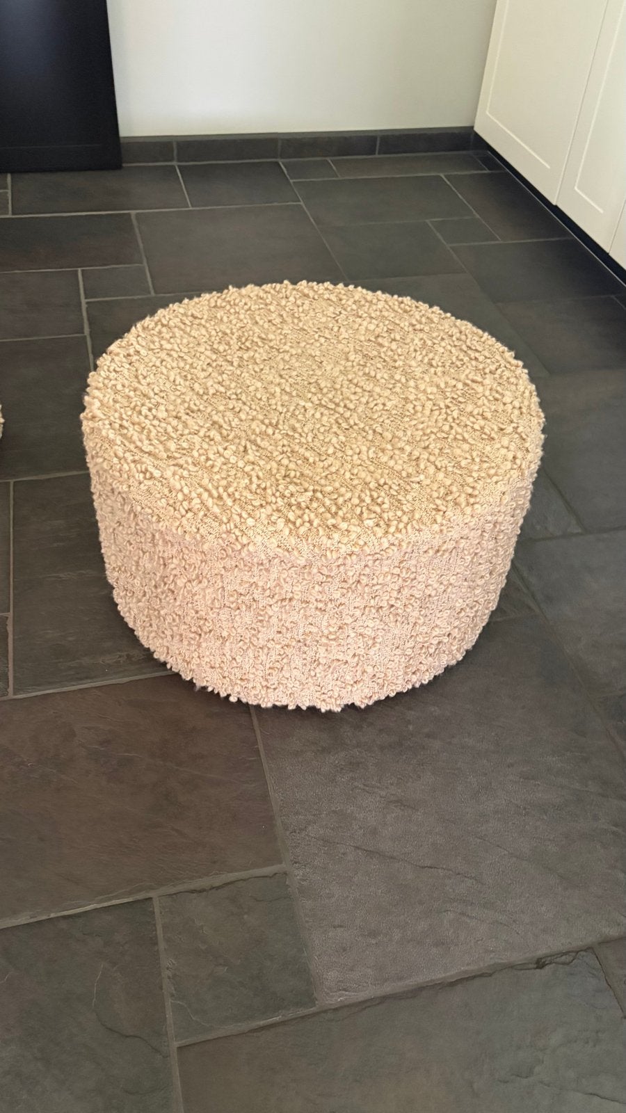 2x Bouclé Poefs Beige - By-Boo, Huis en Inrichting, Ophalen, Minder dan 50 cm, Zo goed als nieuw, Stof