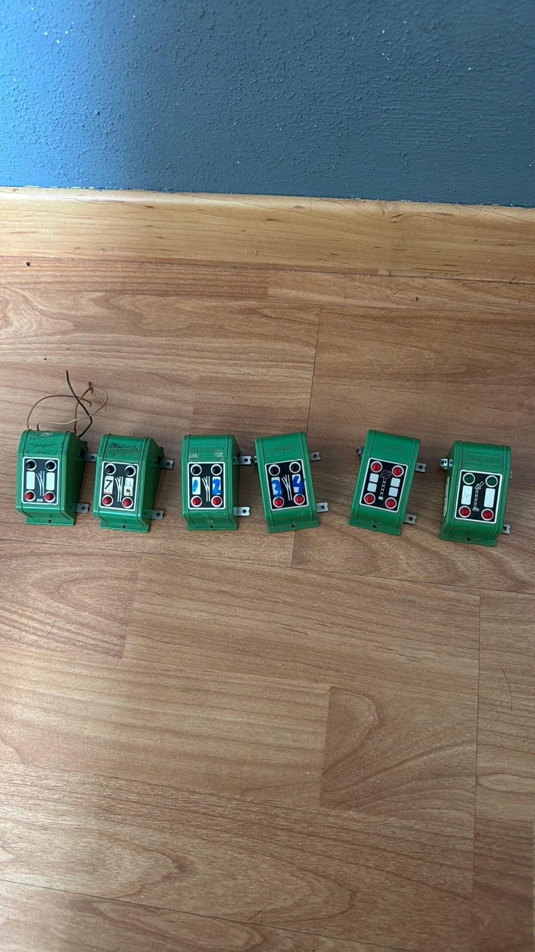 Ho fleischmann schakelaars 2 stuks en 4 stuks in goede staat, Ophalen of Verzenden, Zo goed als nieuw, Gelijkstroom, Fleischmann