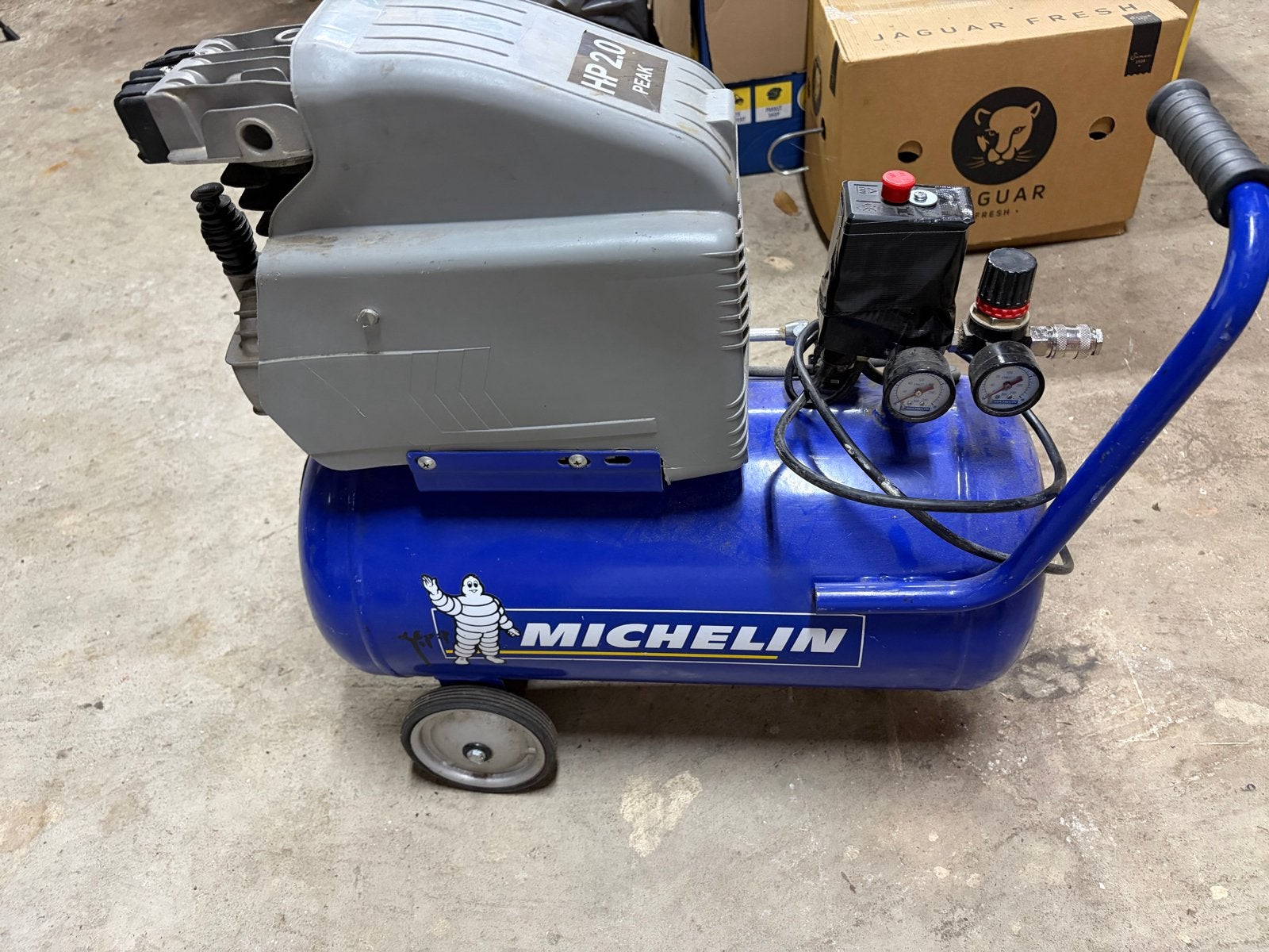 Michelin Compressor met Parkside luchtslanghaspel, Doe-het-zelf en Verbouw, Compressors, Ophalen, Gebruikt, 6 tot 10 bar, Minder dan 200 liter/min