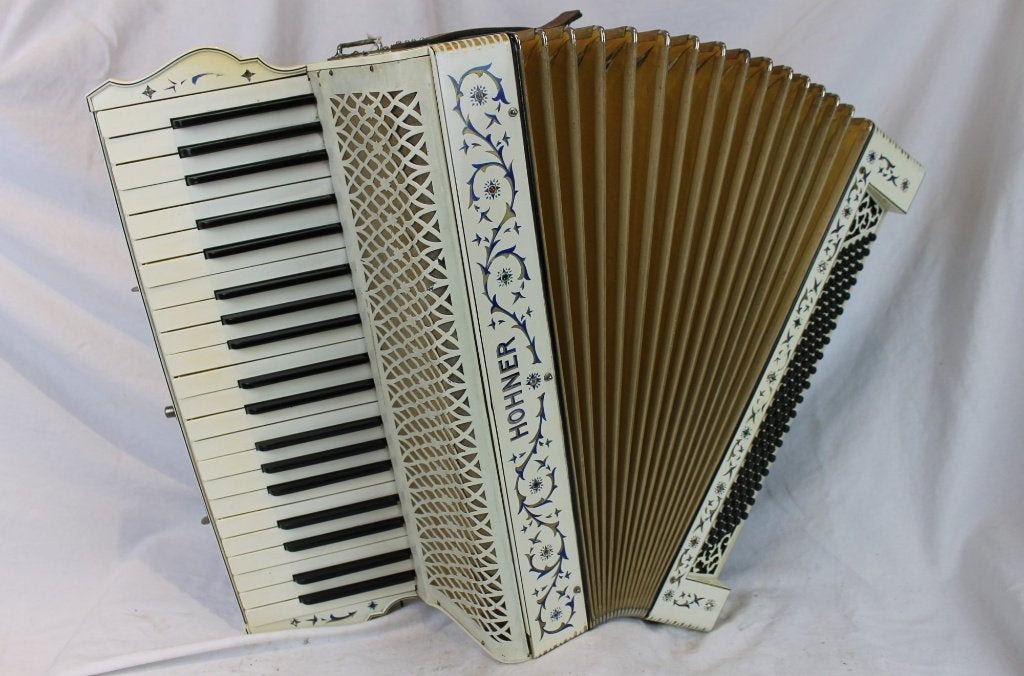Witte, mooi versierde Hohner Piano Accordion, Muziek en Instrumenten, Accordeons, Ophalen, Gebruikt, Met koffer, Hohner