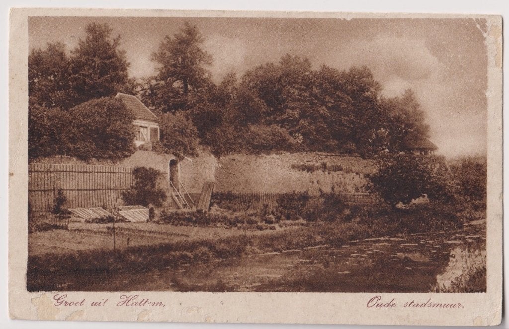 300 Oude stadsmuur Hattem Verzonden naar Dronrijp B21, Verzamelen, Verzenden, 1920 tot 1940, Gelopen, Gelderland
