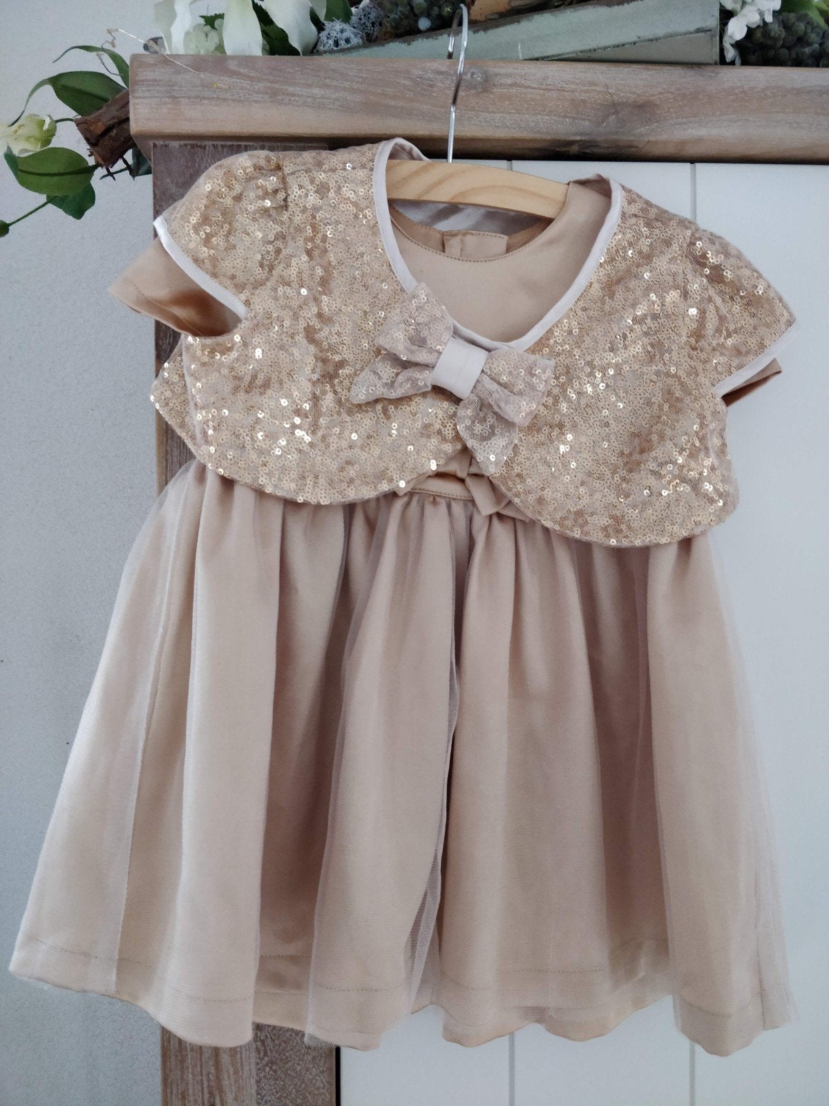 Kerstjurk kerstjurkje goud met pailletten jasje
mt 86, Meisje, Jurkje of Rokje, Ophalen of Verzenden, H&M.