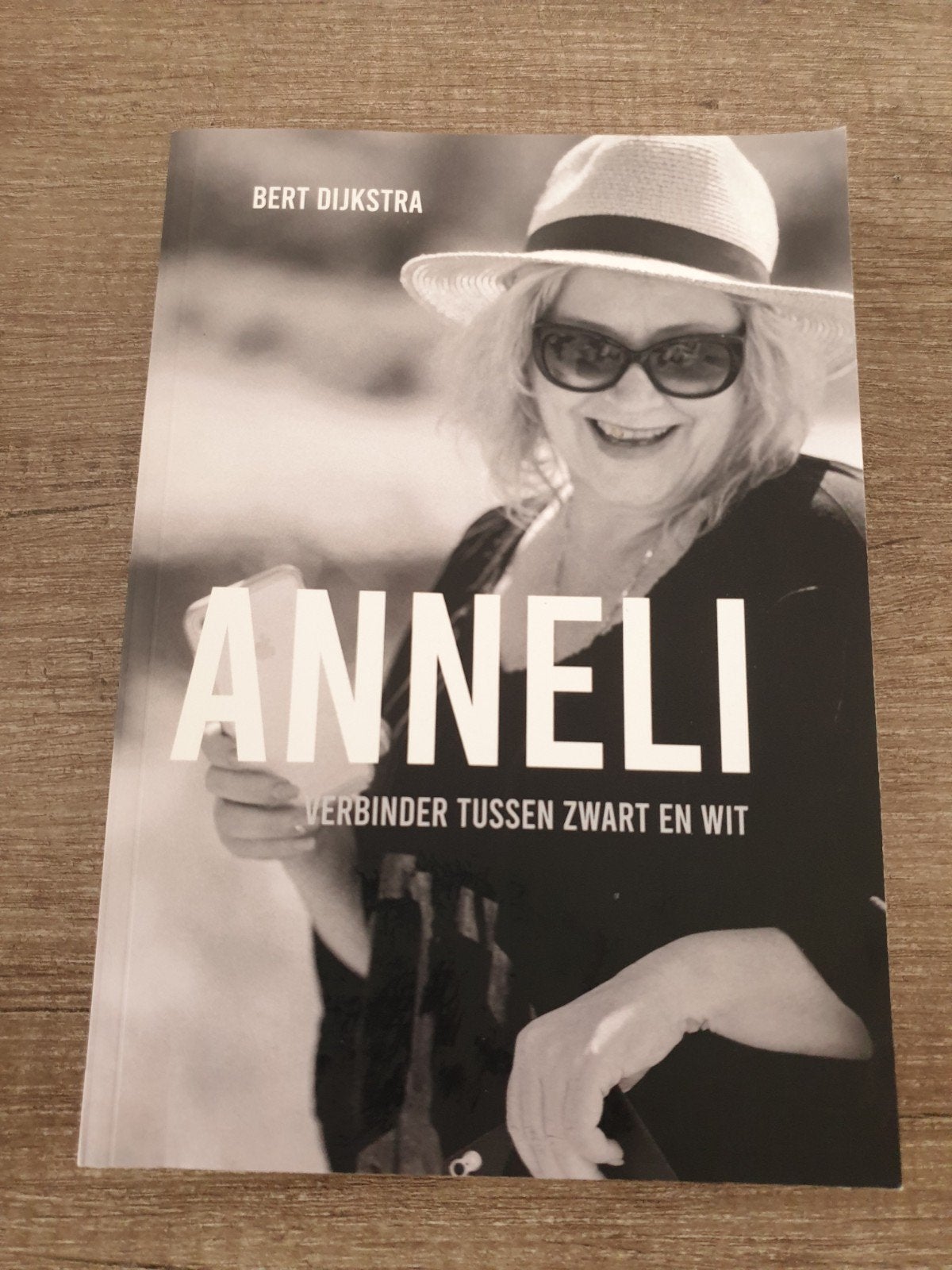 Anneli: Verbinder tussen Zwart en Wit - Bert Dijkstra, Ophalen of Verzenden, Gelezen, Bert Dijkstra
