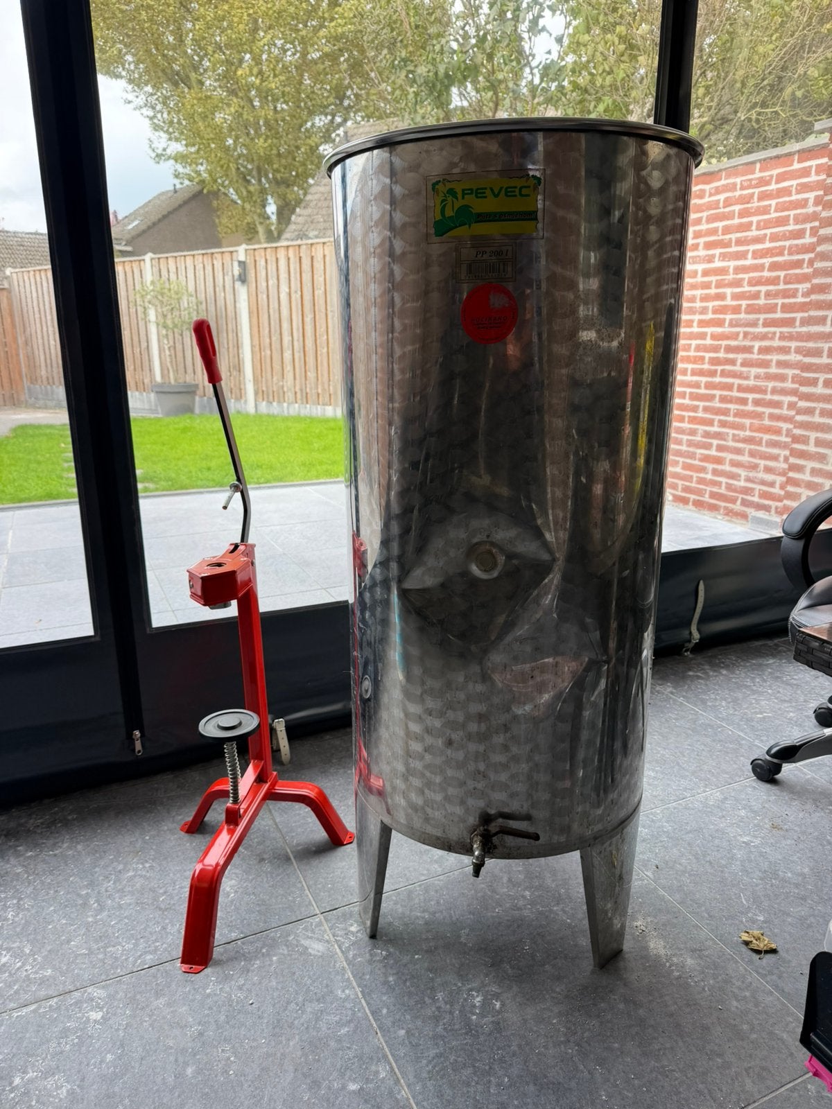 Inox RVS wijnvat met tap en kurkenpers, Ophalen, Gebruikt