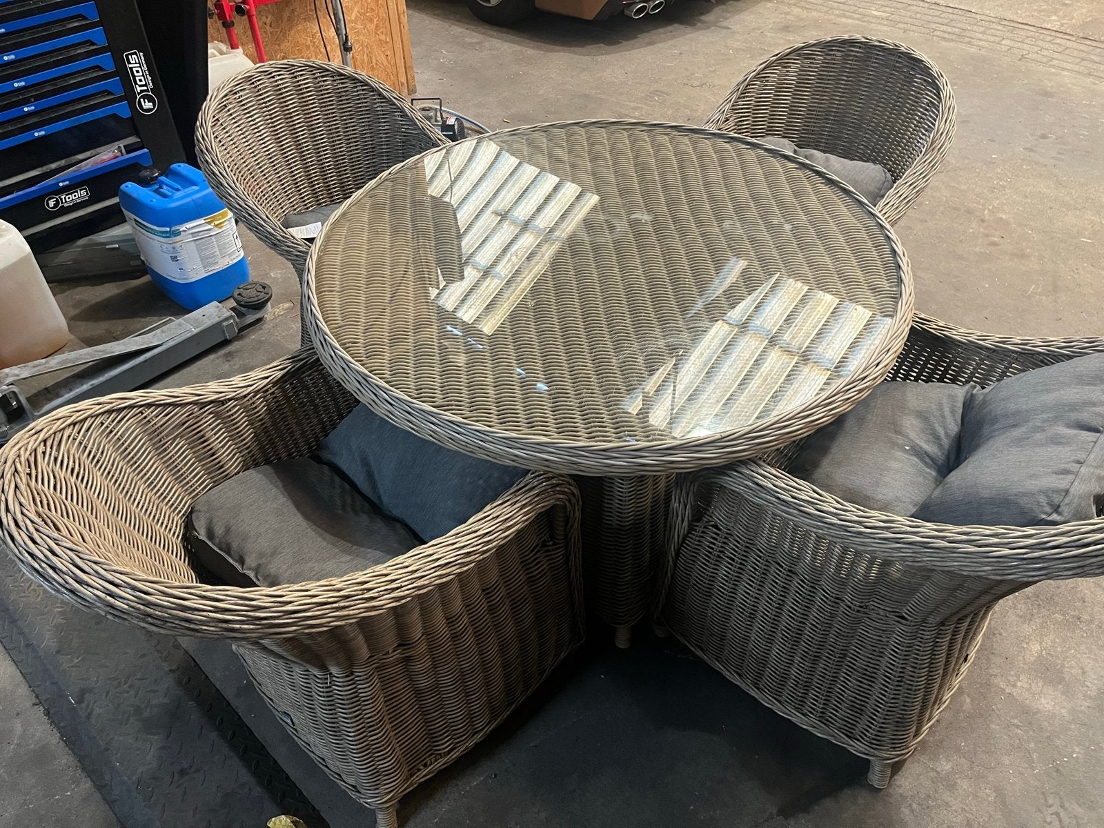 Rond tuinset van mooie kwaliteit in goede staat, Ophalen, 4 zitplaatsen, Eettafel, Zo goed als nieuw
