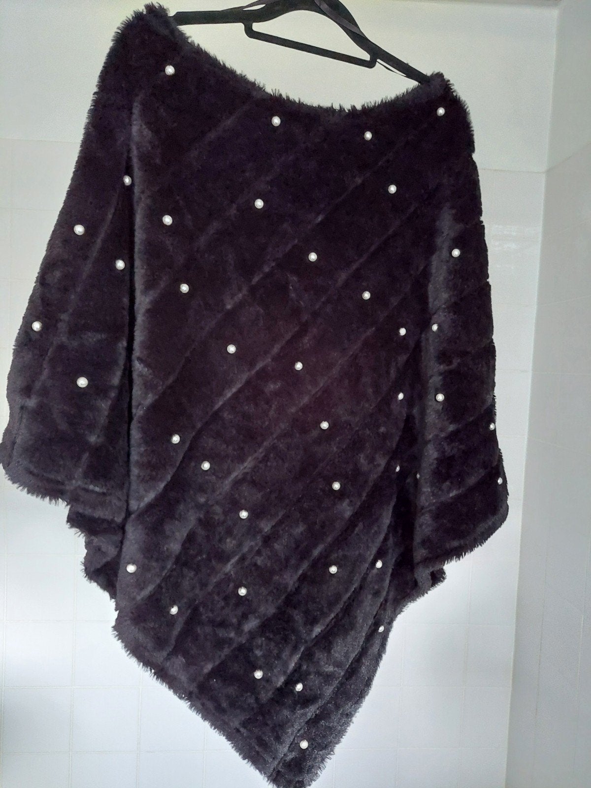 Prachtige zwarte poncho met parelsl, Boetiek, Ophalen of Verzenden, Nieuw