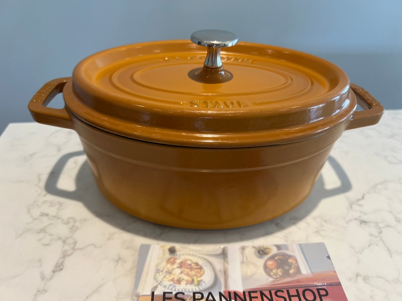 Staub La Cocotte ovaal 23 cm Mosterd geel heel goede staat, Huis en Inrichting, Gebruikt, Met handvatten, Ophalen of Verzenden