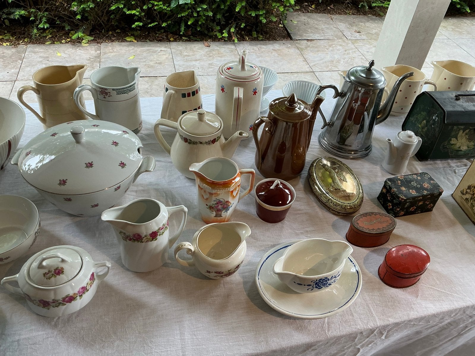 Brocantemarkt: Aardewerk Servies & Oude Blikken Trommels, Ophalen