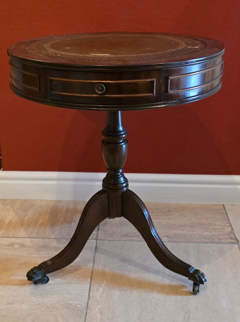 Antieke ronde bijzettafel met lade en lederen blad, Ophalen of Verzenden