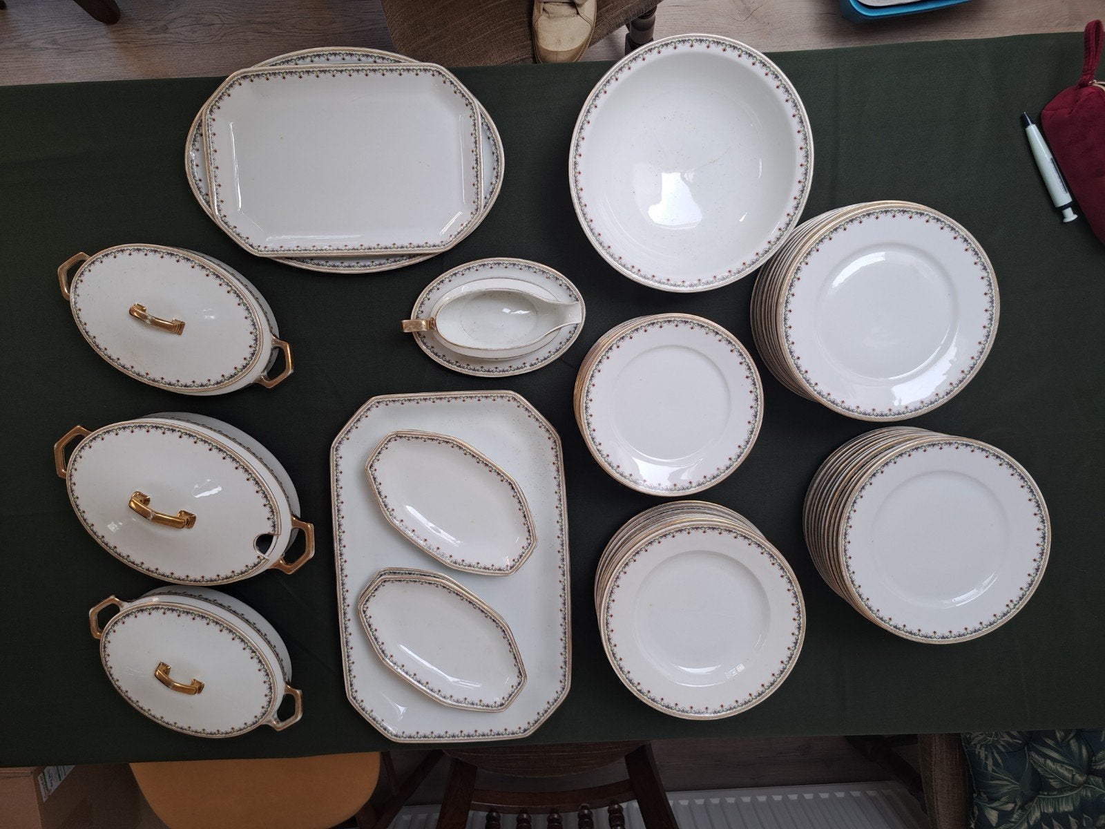 Uitgebreid servies voor 12 personen, jaren '40, met goudrand, Antiek en Kunst, Antiek | Servies compleet, Ophalen