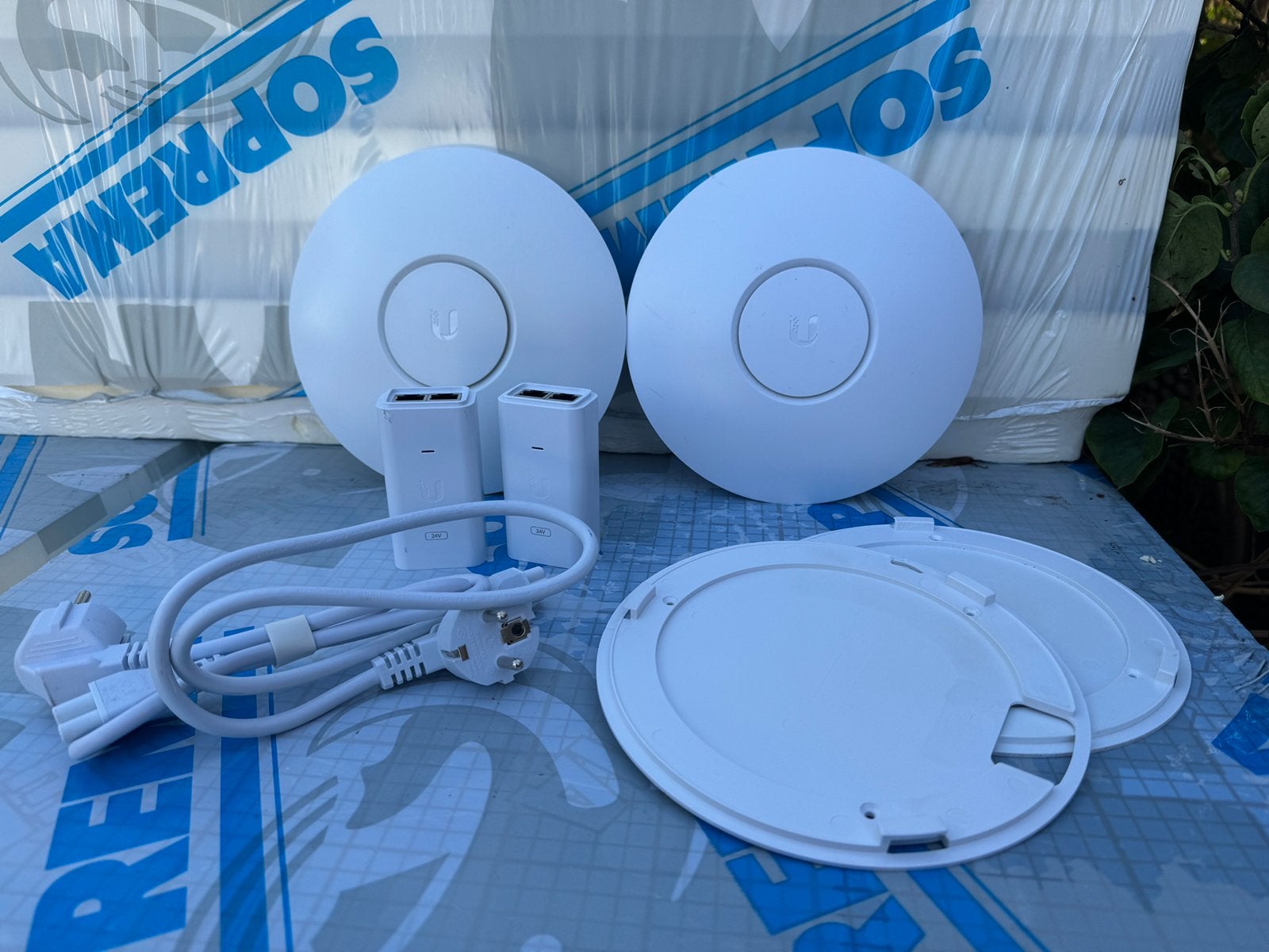 2x UniFi AP UAP wifi punten met 24v PoE adapter, Computers en Software, Ophalen of Verzenden, Zo goed als nieuw