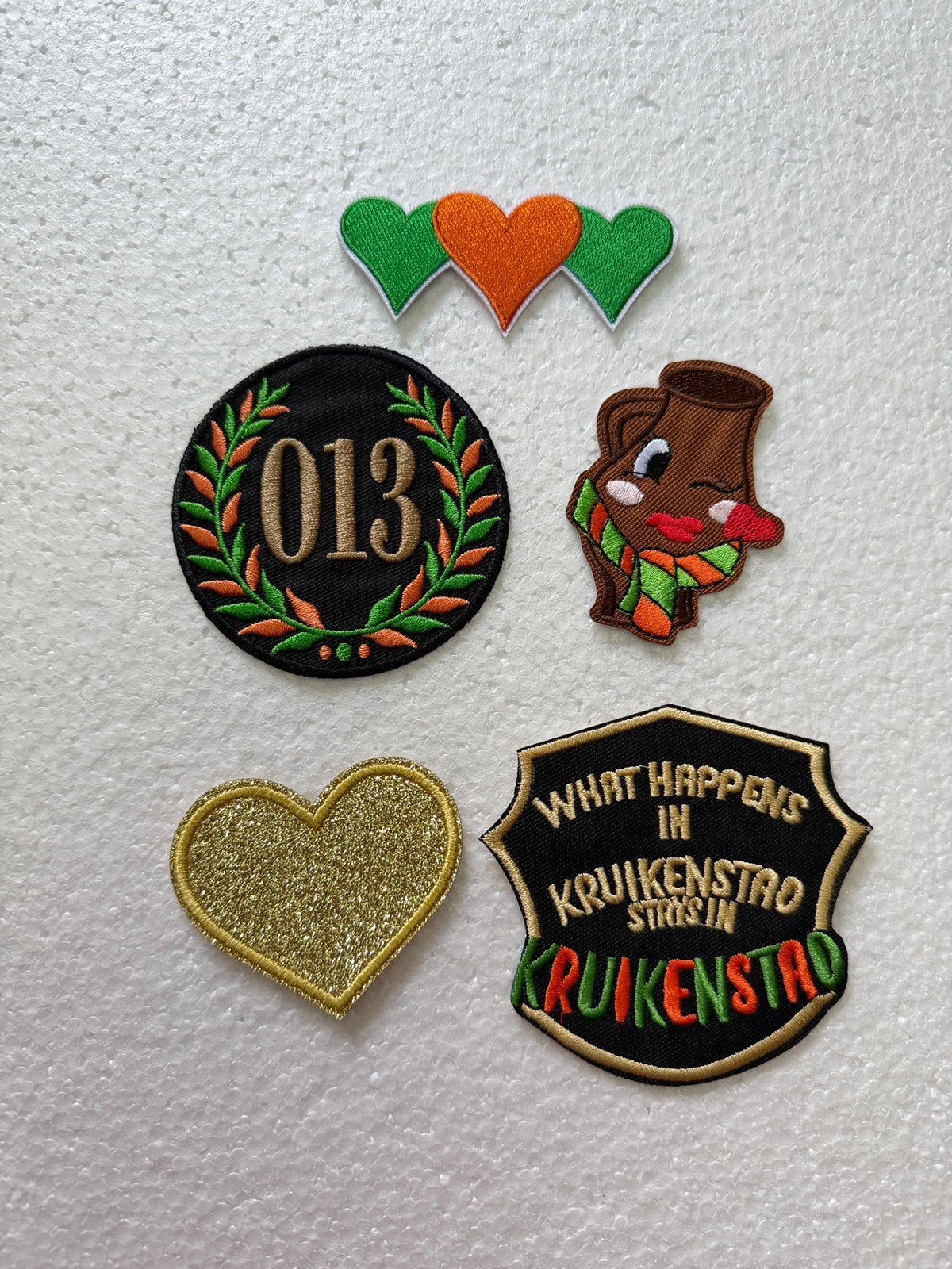 Kruikenstad emblemen Carnaval Tilburg set van 5, Ophalen of Verzenden, Nieuw, Carnaval, Accessoires
