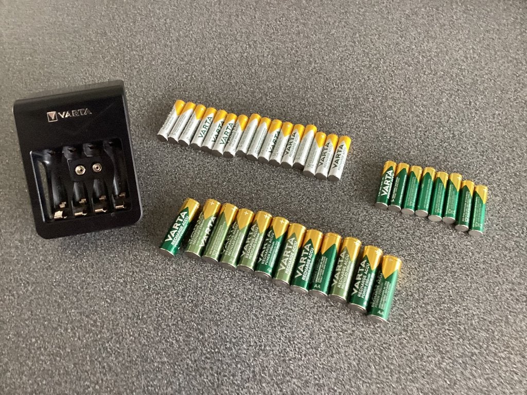 1 LOT. VARTA Recharge Batterijen AA 2400 mAh / AAA 800 mAh, Audio, Tv en Foto, Accu's en Batterijen, Ophalen of Verzenden, Zo goed als nieuw