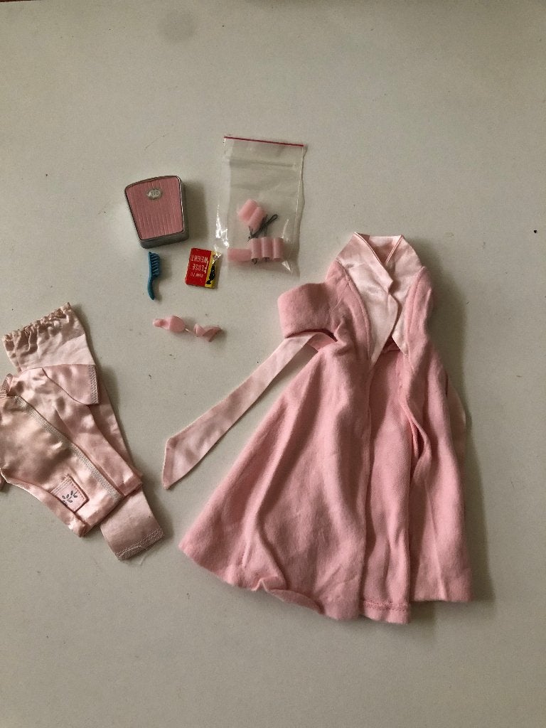 barbie kleding vintage 1965 slumber party, Verzamelen, Poppen, Verzenden, Gebruikt, Kleertjes