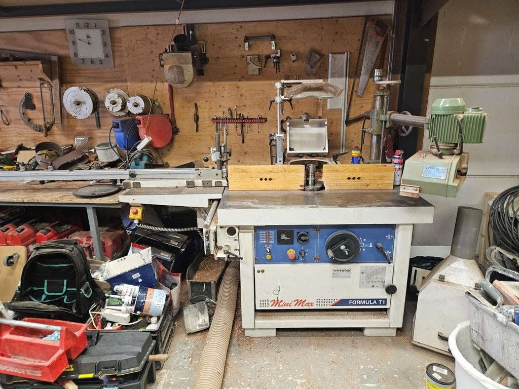 Te koop Freesbank met aanvoer machine en freeskoppen, Doe-het-zelf en Verbouw, Gereedschap | Freesmachines, Ophalen