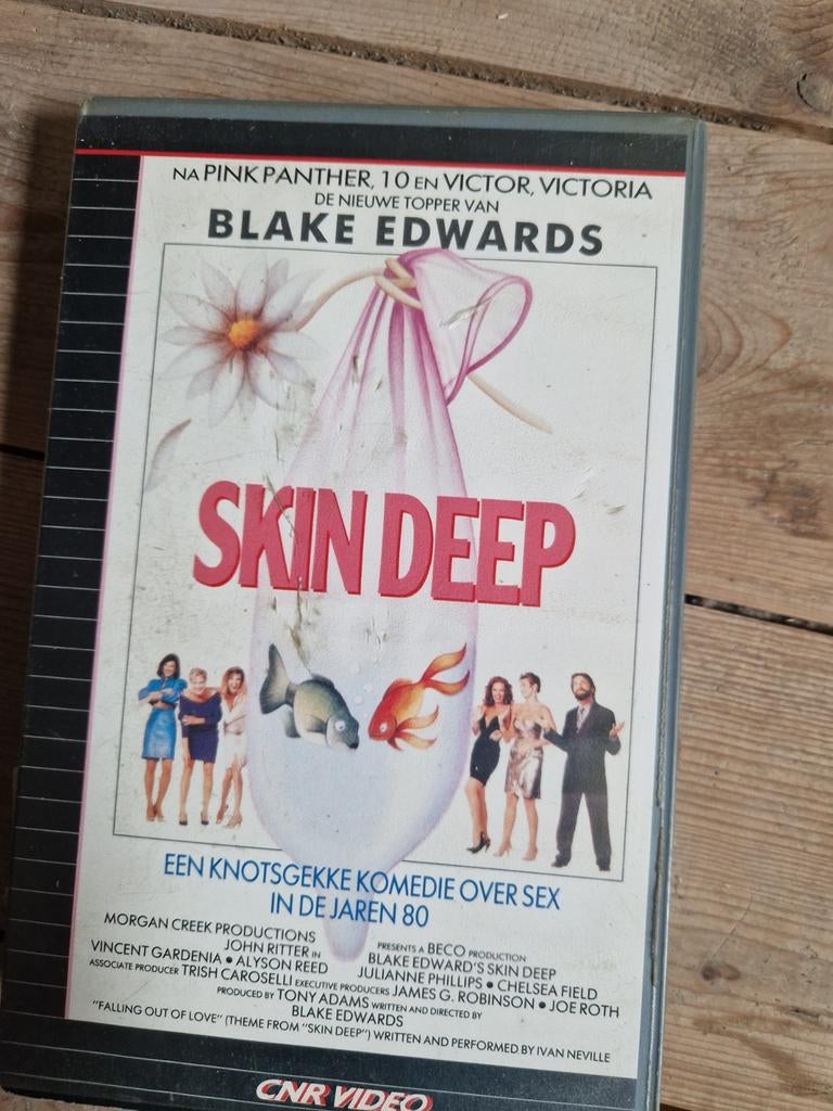 ex rental vhs skin deep blake edwards john ritter tape band, Alle leeftijden, Ophalen of Verzenden, Gebruikt