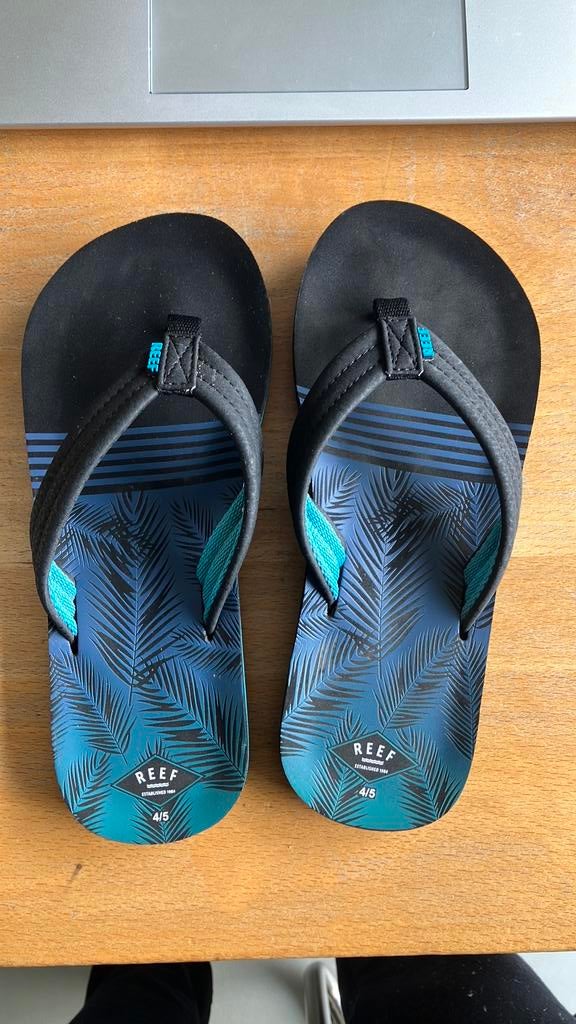 Zgan slippers reef maat 4/5 is 35/36, Ophalen of Verzenden, Zo goed als nieuw, Jongen of Meisje, Overige typen