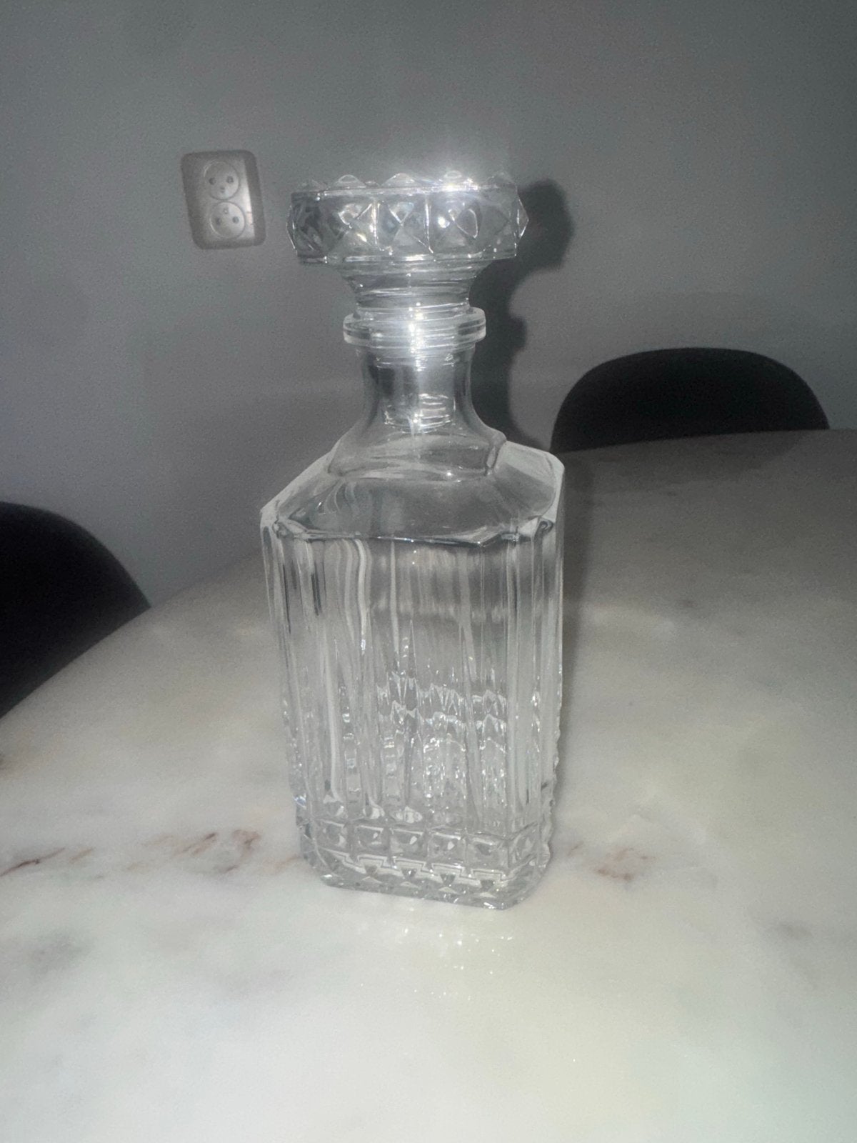 Elegante glazen karaf met geslepen dop, Ophalen