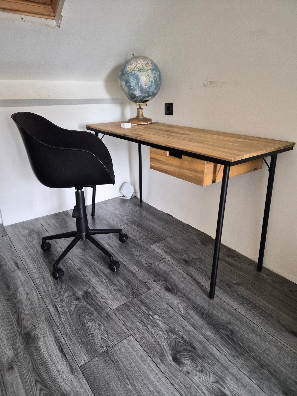Houten bureau met lade en metalen poten, Ophalen, Overige typen, Gebruikt, Bruin