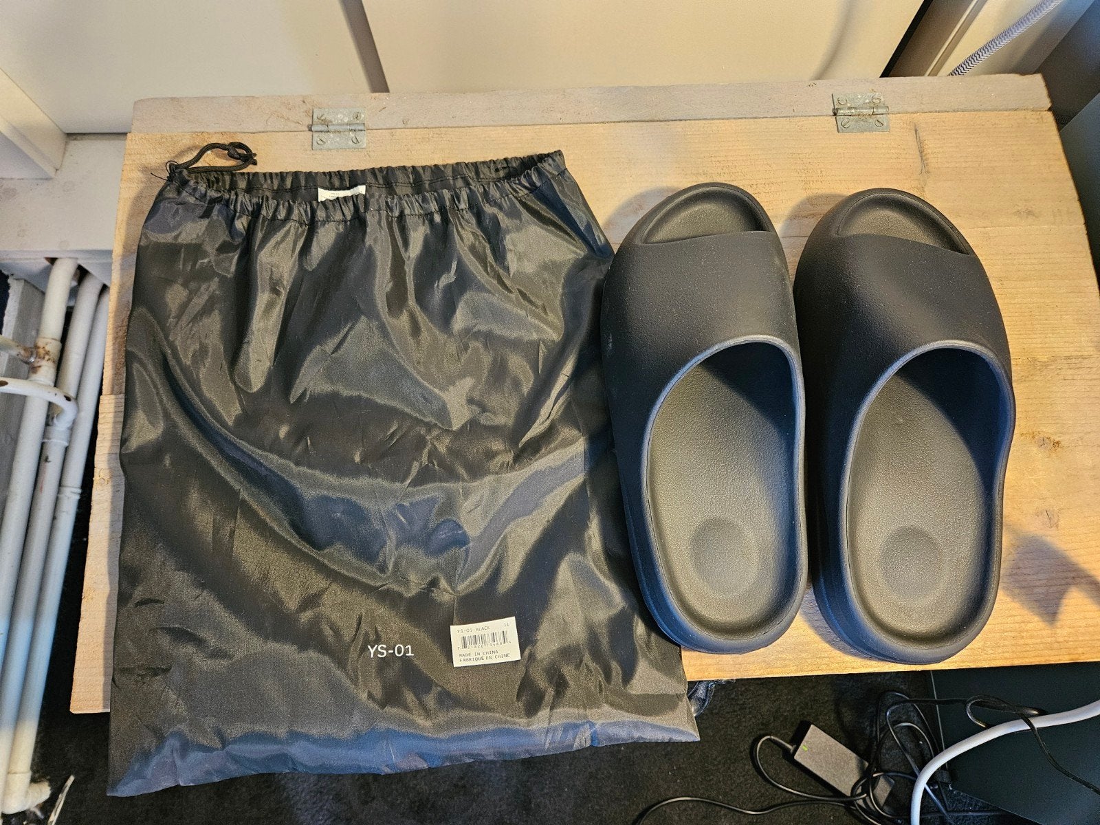 Yeezy YS-01 maat 46, Slippers, Verzenden, Zwart, Nieuw