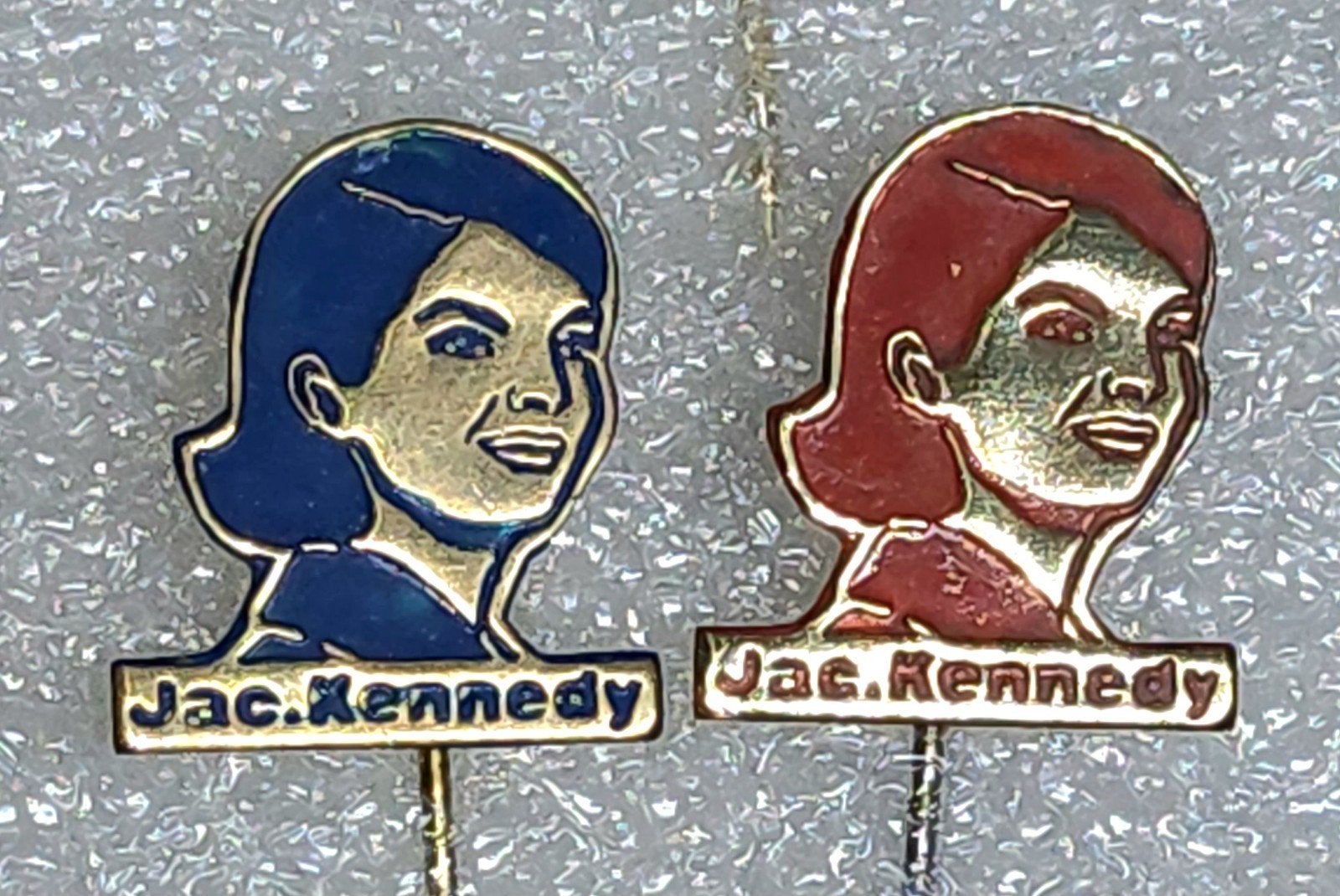 2 Vintage Jac. Kennedy Speldjes - Blauw en Rood, Ophalen of Verzenden, Gebruikt, Overige onderwerpen, Speldje of Pin