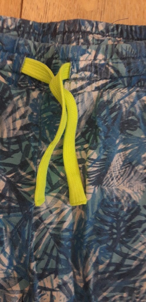 Korte broek Benetton 122 mag gratis mee bij andere aankoop, Broek, Gebruikt, United Colors of Benetton, Ophalen of Verzenden