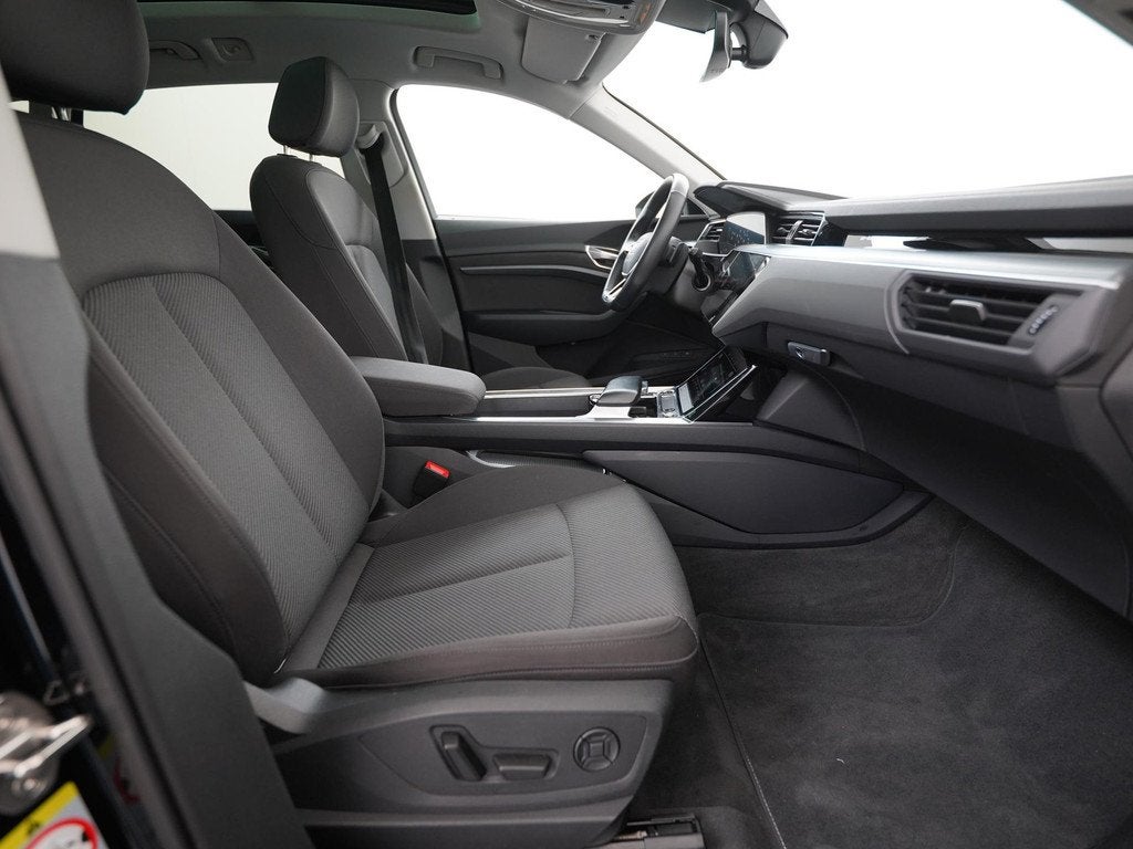 Audi e-tron 55 quattro Advanced 95 kWh | Trekhaak | Panorama, Auto's, Audi, Automaat, 12 maanden, Zwart, 95 kWh