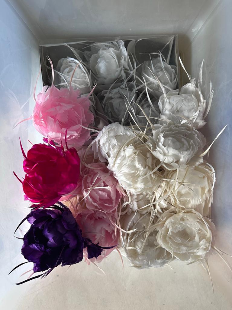 decoratieve veren bloemen in diverse kleuren, Ophalen of Verzenden, Zo goed als nieuw