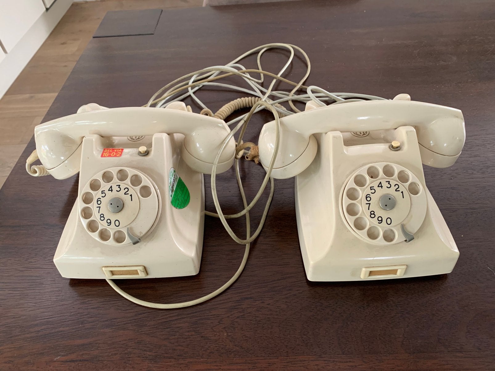 2 originele Ericsson draaischijf telefoons uit 1960 – PTT, Ophalen of Verzenden, Gebruikt, Bakeliet