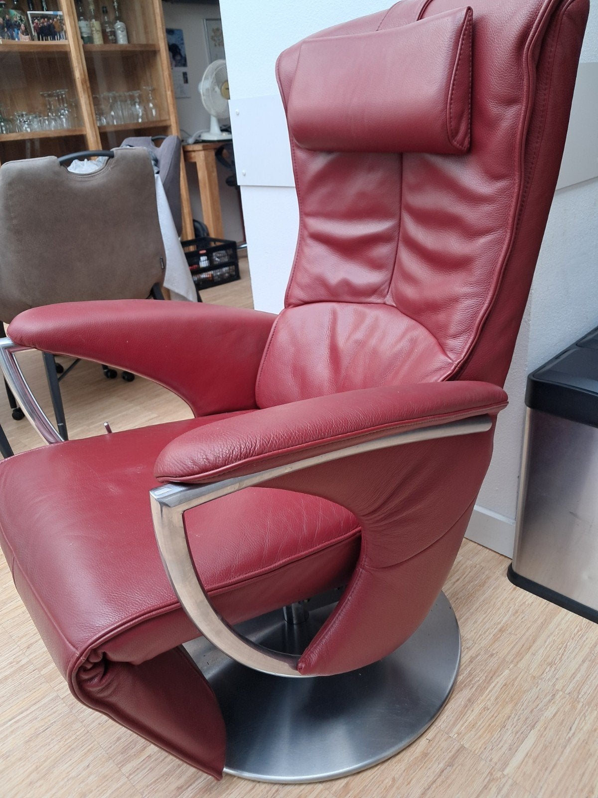 Luxe rode leren relaxfauteuil met draaivoet, Huis en Inrichting, Fauteuils, Ophalen, Gebruikt, Modern, Comfort, 75 tot 100 cm