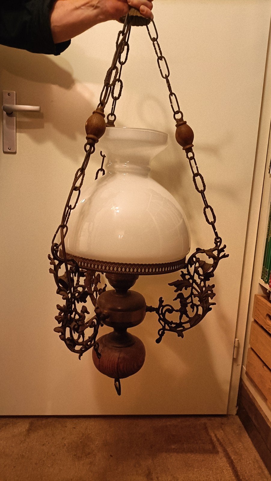Antieke hanglamp met melkglas en smeedijzeren details, Ophalen