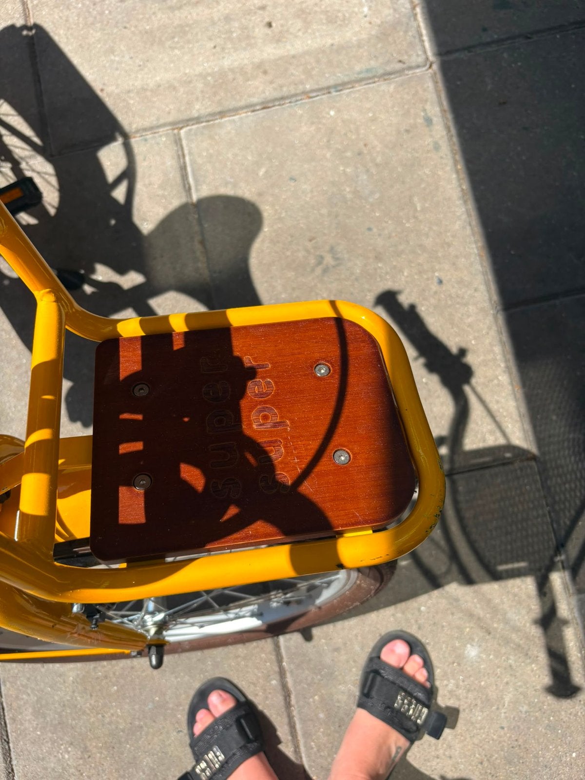 SuperSuper Cooper Kinderfiets Geel - Zo goed als nieuw, Fietsen en Brommers, Fietsen | Dames | Damesfietsen, Terugtraprem, Zo goed als nieuw