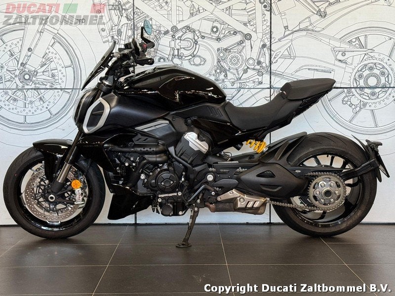Ducati DIAVEL V4 (bj 2024), Motoren, Meer dan 35 kW, 1158 cc, Naked bike, Gebruikt